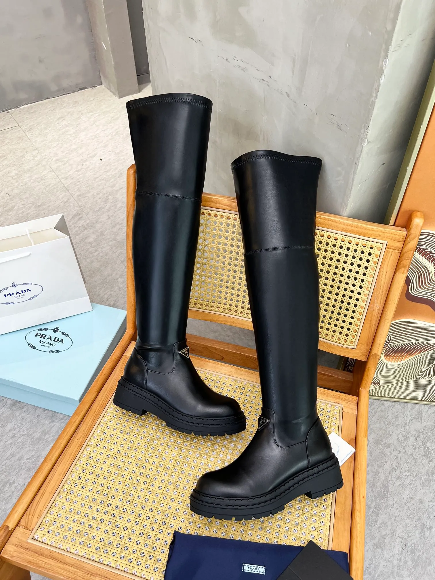 👟👟Ex-factory price 640👟👟 PRADA's top version of platform platform thick-soled pocket triangle logo. The original version is 1:1 customized and has been used by many Internet celebrities. This shoe has injection molded triangular letter luogo technology, which is very popular this year. Stretch boots can be worn for both leisure and sports... ❶Material: Customized cowhide ➕Boot elastic Pu. Injection-molded triangle logo ❷Inner lining: customized sheepskin ❹Outsole: original molded rubber outsole ❺Sole thickness: 4.5cm ❻Size: Women's 35-41.